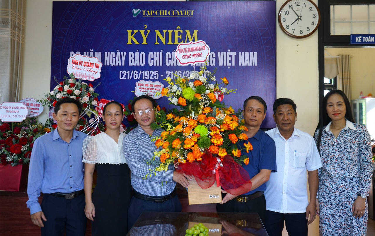 Thường trực Hội đồng nh&acirc;n d&acirc;n tỉnh tặng hoa ch&uacute;c mừng